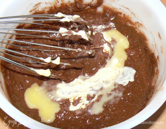 Добавить сливочное масло (лучше растопить) и молоко, затем всяпать разрыхлитель.