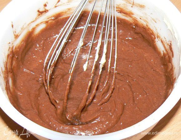 Тщательно перемешайте массу венчиком, тесто не должно быть густым.