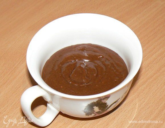 Выложите в кружку, заполнив ее на 1/2. Установите микроволновку на максимальную мощность (мне хватило 750 Вт) и поставьте емкость на 3 минуты. Масса начнет стремительно подниматься над кружкой, через какое-то время она опустится.