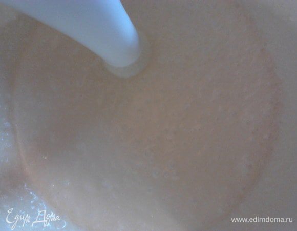 Растереть сливочное масло с сахаром и яйцами до получения кремообразной массы.