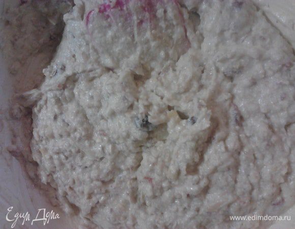 В два приёма ввести смесь муки к маслу. Добавить яблоки и хорошо перемешать.