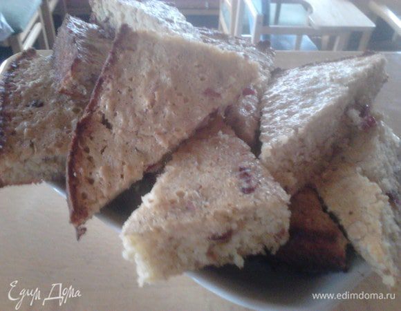 Вынуть пирог из духовки, оставить в форме на 15 минут остыть. Порезать на квадратики, а потом каждый из них ещё пополам, чтоб получились треугольники.