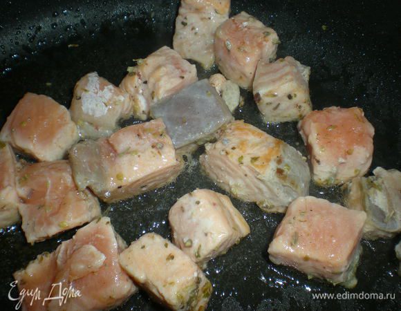 Теперь снова займемся рыбой. На растительном масле нужно слегка обжарить лосось. Буквально столько времени, чтобы сделать быстро пару снимков фотоаппаратом. 