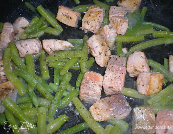 И сразу добавить в сковороду спаржевую фасоль. Я ее предварительно не размораживала.
Посолить и поперчить по вкусу. Фасольс рыбой необходимо прогреть на достаточно сильном огне буквально 2-3 минуты, постоянно помешивая.
