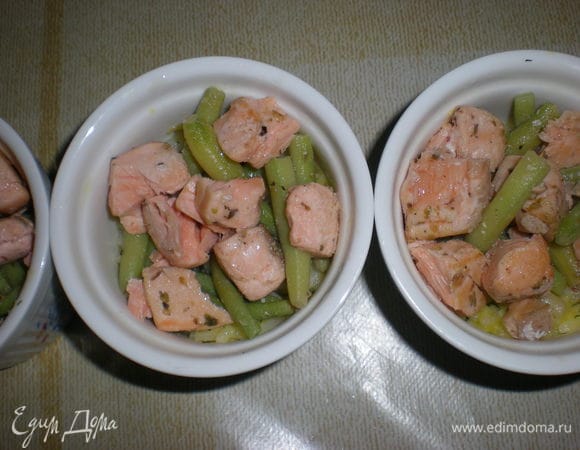 Сверху положить рыбу с фасолью.