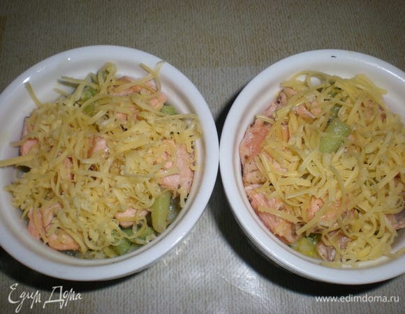 И посыпать оставшимся сыром.