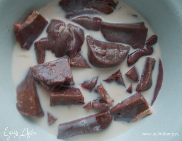 Печень порезать на крупные куски и залить молоком, чтобы ушла горечь. Оставить на 1 час.