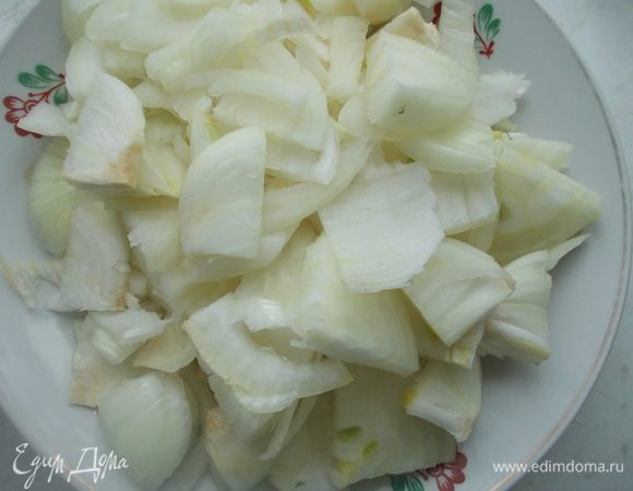 Лук почистить и порезать крупненько.