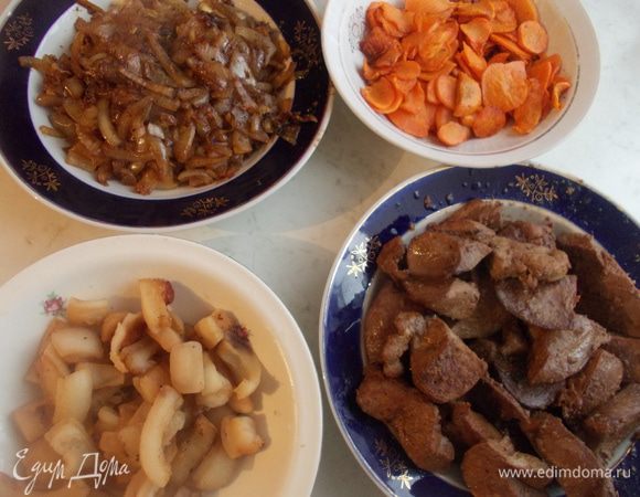 Все подготовленные продукты потушить. Начать с сала, затем на этом жиру приготовить печень. После лук и морковь. Все остудить и два раза перемолоть  на мясорубке.