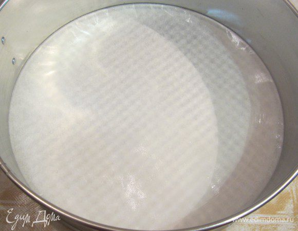 Для начала приготовьте форму для выпечки. Форму 22 см застелите пергаментной бумагой, смажьте сливочным маслом дно и слегка бока. Включите духовку на 180 градусов.