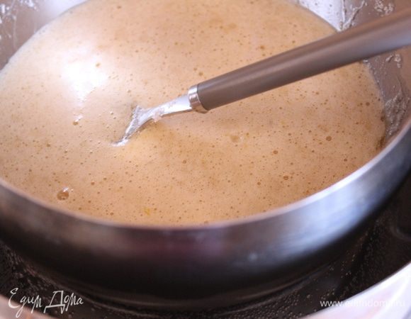 Смешайте мягкое сливочное масло с сахаром и медом, добавьте яйцо и соду. Хорошо перемешайте, поставьте на водяную баню и прогревайте 10 минут, не допуская кипения.