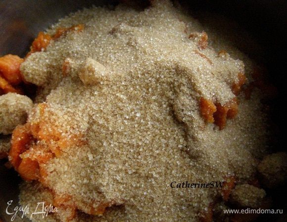 Засыпем сахаром, перемешаем.