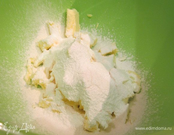 Готовим шоколадный бисквит. Размягченное сливочное масло взбить с сахарной пудрой добела.