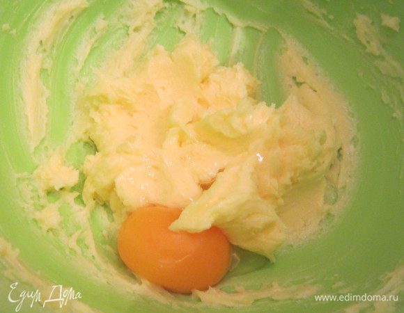 Разделяем желтки от белков и по одному желтку добавляем в сливочную смесь, взбиваем.