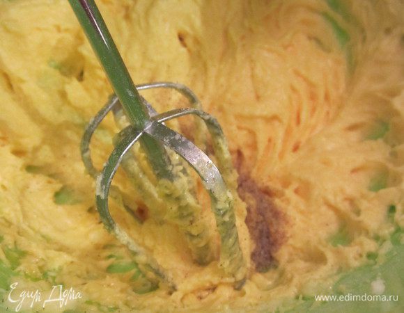 Добавляем щепотку соли и чайную ложку ванильного сахара, продолжая взбивать.