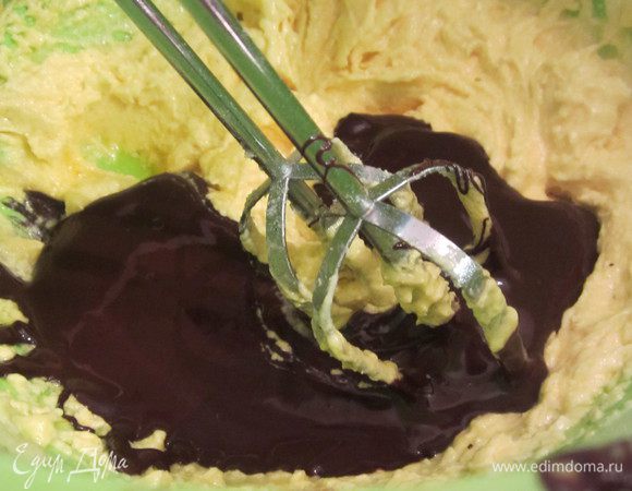 Добавляем растопленный шоколад, снова  вбиваем.