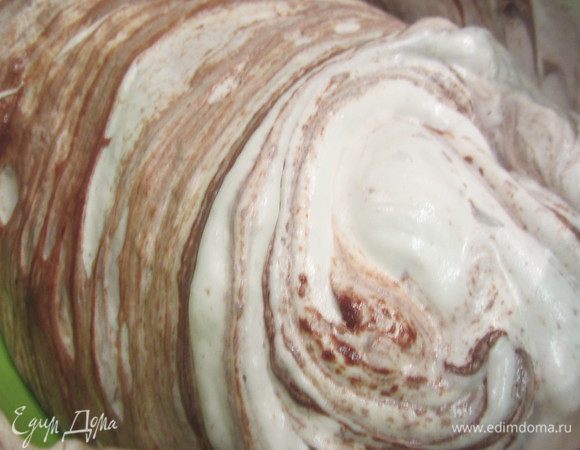 Отдельно взбиваем белки сахаром и с пару каплями лимонного сока до устойчивой пены и аккуратно все сразу вводим в сливочно-шоколадную смесь, все перемешиваем лопаткой движениями снизу вверх.