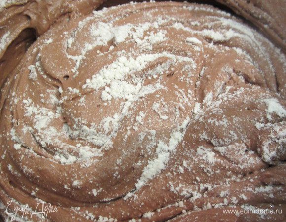 Добавляем просеянную муку в несколько приемов, и лопаткой снова перемешиваем. 