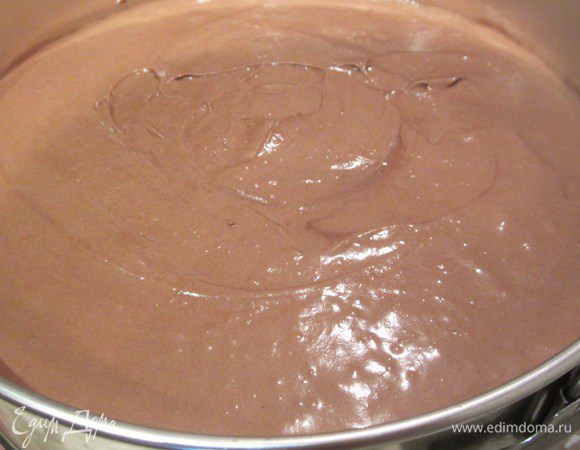 Готовое шоколадное тесто вливаем в форму для выпечки и выпекаем в духовке 1 час.