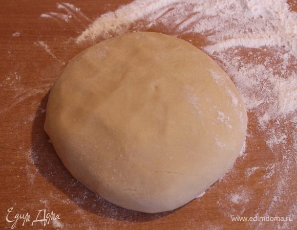 Выложите тесто на присыпанную мукой поверхность и сформируйте шар. Оставьте на 1 час, накрыв полотенцем.