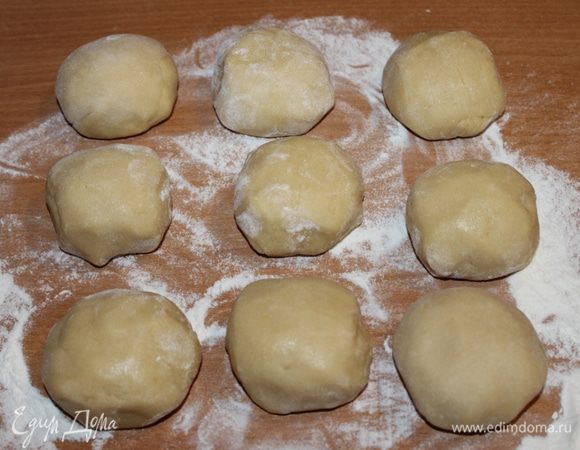 Разделите тесто на 9 равных частей. У меня получились кусочки по 92 г. 