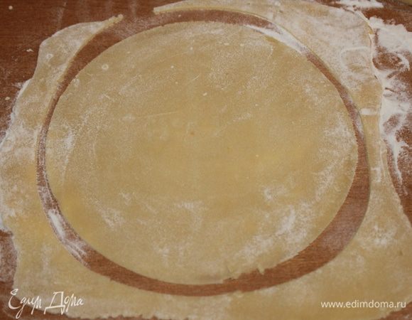 Раскатайте корж и при помощи тарелки вырежьте круг. Именно так делали в СССР.