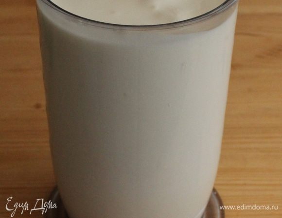 Крем у меня самый простой. Взбейте сметану с сахаром до получения густого гладкого крема. Он должен увеличиться в объеме примерно на ⅓. 