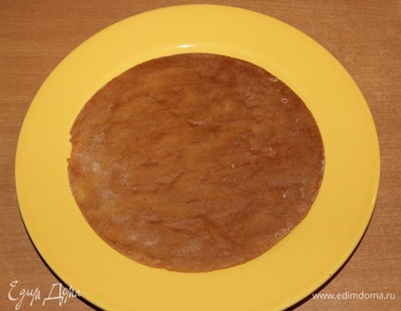 Выложите корж на блюдо.