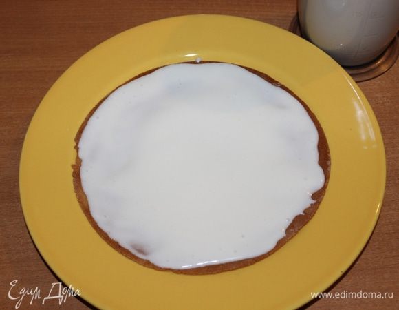 Хорошо промажьте кремом. Повторите то же самое со следующими коржами. Соберите торт.