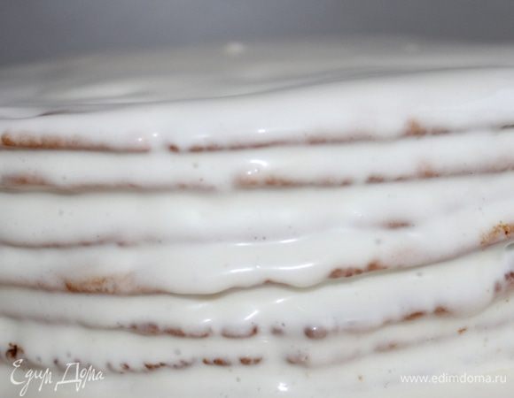 Пропитайте торт кремом, дайте ему постоять 3–4 часа.