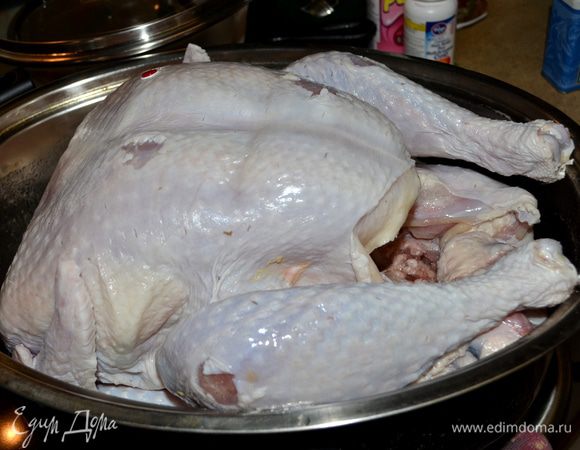 Замороженную птицу держать в холодильнике  до приготовления 2-3 дня до готовки и достать из холодильника заранее за час приготовления.
Разогреем духовку до 160 гр.
Индюшку сполоснем, бумаж. полотенцем снимем влагу.Шею и потроха сохраним для соуса.
Форму, где будем запекать птицу, смажем слегка раст.маслом.Посыпать солью и перцем внутрь индюшки.Положить индюшку в форму грудкой вверх.