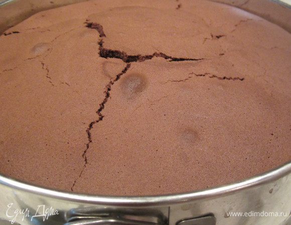 Готовый бисквит остудить в форме до теплого состояния. На верхушке могут быть не большие трещинки, это значит, что бисквит приготовился правильно.