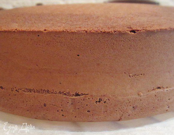 Теплый бисквит перевернуть, пускай отдохнет как минимум 2 часа.