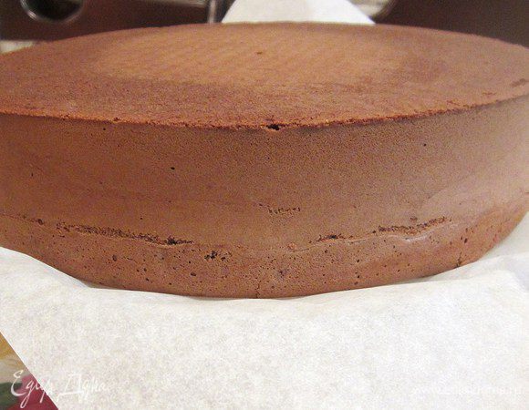 Края бисквит должны получится гладкими, матовыми и практически ровными.