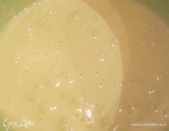 Готовим крем. Хорошо взбейте миксером до кремообразования, но не до пены  желтки с  сахаром. Добавляем кукурузную муку и все хорошо перемешиваем.
