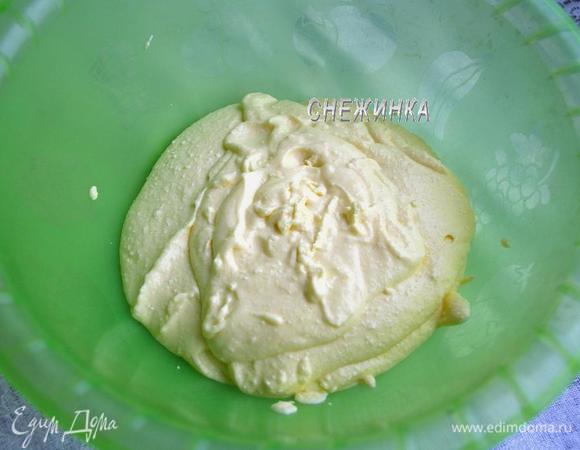 Маргарин оставляем размягчиться при комнатной температуре, но не слишком. Взбиваем миксером или (да простят меня советские хозяйки) блендером творог, размягчённый маргарин, сахар и яйца до однородной массы. Можно всё сделать и вручную. Для этого творог перетираем через сито, отдельно слегка взбиваем яйца с сахаром, затем к творогу добавляем маргарин, растираем ложкой или руками, и вводим яичную массу.
