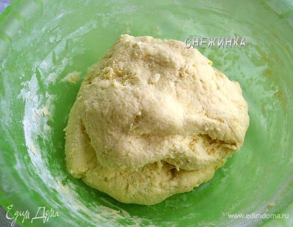 Теперь просеиваем к тесту муку с содой. Вымешиваем до однородности, слишком долго месить не надо. Тесто остаётся очень мягким, даже совсем немного липким. Если всё-таки после данного количества муки тесто у Вас слишком липкое, добавьте немного муки, но нельзя переборщить. Кладём тесто в пакет или заворачиваем в пищевую плёнку и убираем в холодильник на 1 час.