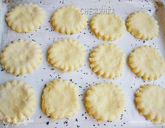 Укладываем готовые коржики на смазанный маслом противень. Немного расплющиваем их, как бы вдавливая слегка центральную часть. Отправляем выпекаться при 180С в течение 25 минут.