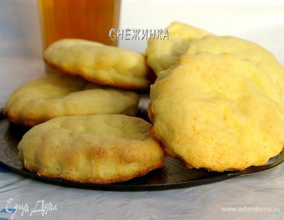 Готовые коржики снимаем с противня на полотенце, прикрываем другим полотенцем и даём остыть. Есть можно даже тёплые.