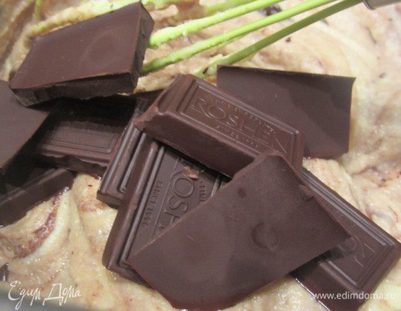 Добавьте шоколад пока крем горячий и перемешайте до однородного состояния.