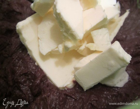 Затем добавьте порезанное на кубики сливочное масло и взбейте миксером.