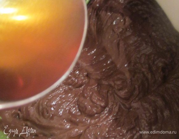 В конце подлейте коньяк, снова взбейте .