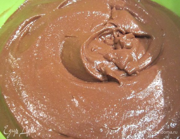 Поставьте готовый крем в холодильник,пускай охладится.