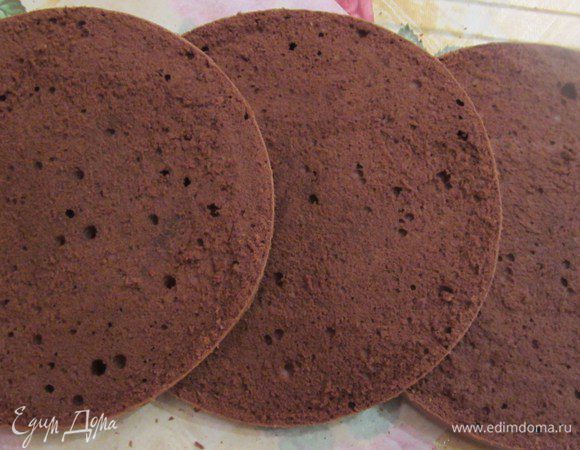 Разрежьте бисквит на 3 части. Бисквит прекрасно режется одним махом, не крошится, даже самым тупым ножом.