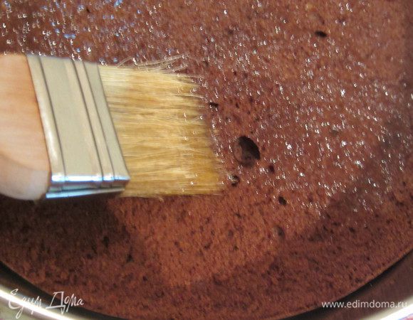 Смажьте коржи апельсиновым джемом кроме верхнего.