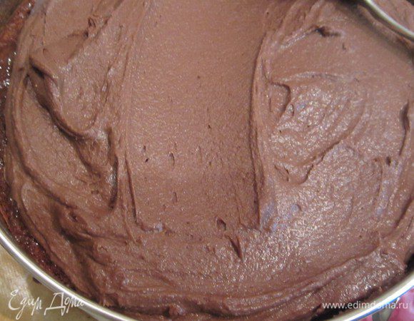 Затем толстым слоем крема.