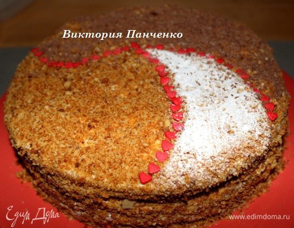 Готовый торт обсыпьте крошкой.