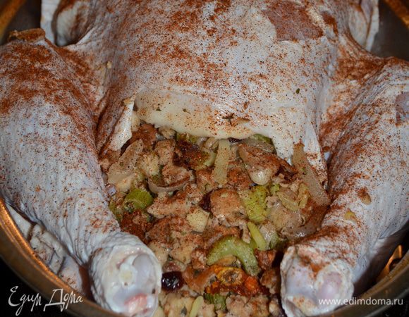 Заполним индюшку готовой начинкой полностью,у меня ушла вся ,если у вас индюшка меньше по весу, сокращайте продукты для начинки.Тушку сверху  присыплем паприкой.
Закроем куском хлеба начинку,тушку  кулинарной фольгой. И поставим в разогретую духовку на 5 часов.Да,свежая не замороженная индюшка готовится быстрей,чем та,что была в заморозке.