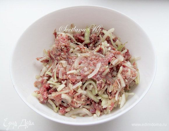 Подготовить фарш. Лук нужно порезать полукольцами или четверть кольцами. Обычно, другой нарезки не бывает в узбекской самсе. Хорошенько смешать руками, помять фарш, чтобы лук правильно распределился и дал сок. Посолить , поперчить.