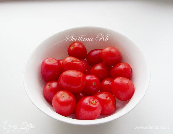 Помидоры вымыть и разрезать пополам, слегка подсолить.